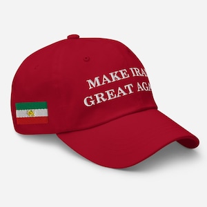 Puede incluir: Gorra de béisbol roja con el texto bordado "MAKE IRA GREAT AGA" en blanco. La gorra presenta la bandera iraní en el lateral.