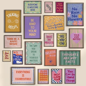 Puede incluir: Una colección de impresiones artísticas enmarcadas con citas inspiradoras en varios colores. Las impresiones presentan frases como "Be Kind to Your Mind", "Talking Helps" y "Self Love Club". Los marcos son marrones y el fondo es de color beige claro.