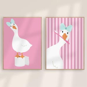 Juego de 2 impresiones de Silly Goose Pink para baño, rollo de papel higiénico, cepillo de dientes, arte de pared para baño infantil, divertidos carteles imprimibles para baño infantil.