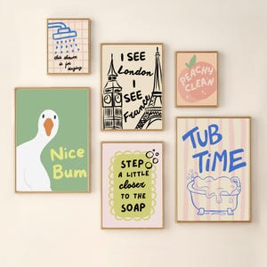 Puede incluir: Una colección de láminas artísticas enmarcadas con ilustraciones y texto caprichosos. Las láminas presentan una ducha, un ganso, la Torre Eiffel y el Big Ben, un melocotón, una bañera y frases como "Nice Bum" y "Tub Time."