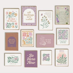 Puede incluir: Una colección de impresiones artísticas enmarcadas con citas florales e inspiradoras. Las impresiones presentan varios diseños, incluyendo flores, ilustraciones botánicas y frases como "No Rain No Flowers" y "Be Here Now". Los marcos tienen un acabado dorado.