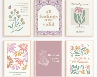 Könnte beinhalten: Satz von sechs druckbaren Wandbildern mit floralen Designs und inspirierenden Zitaten. Die Drucke sind im minimalistischen Stil gehalten mit einer gedeckten Farbpalette in Rosa, Grün und Gelb. Die Zitate lauten: "Alle Gefühle sind gültig", "Wachse durch das, was du durchmachst", "Nicht alles Wachstum ist sichtbar", "Sei freundlich zu deinem Geist" und "Kein Regen, keine Blumen".