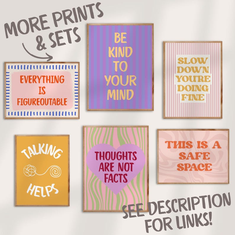Puede incluir: Una colecci&oacute;n de l&aacute;minas art&iacute;sticas enmarcadas con citas motivacionales en varios colores. Las l&aacute;minas incluyen frases como "S&eacute; amable contigo mismo" y "Este es un espacio seguro". El arte tiene una est&eacute;tica retro y colorida.