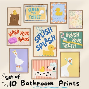 Può includere: Un set di 10 stampe da parete per il bagno con illustrazioni di anatre, un orso, un cane e testi come Flush the Toilet, Wash Your Hands, Splish Splash e Brush Your Teeth. La collezione colorata utilizza toni gialli, blu e rosa.