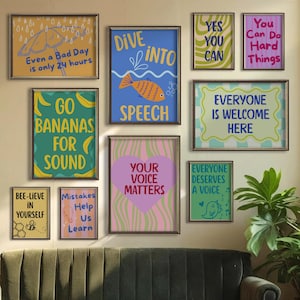 Pode incluir: Uma parede de galeria com nove cartazes emoldurados com designs gráficos coloridos e textos motivacionais como Even a Bad Day is only 24 hours, Dive into Speech, Go Bananas for Sound, Your Voice Matters e Everyone is Welcome Here.