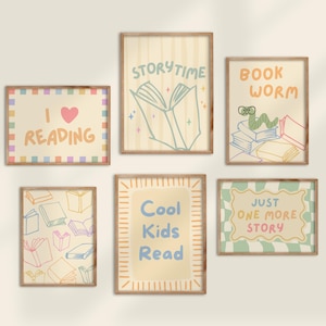 Könnte beinhalten: Sechs gerahmte Kunstdrucke mit dem Thema Lesen. Die Drucke zeigen Sätze wie "I ❤️ READING", "Story Time" und "Book Worm" sowie Illustrationen von Büchern und einem Wurm. Die Farbpalette umfasst Pastelltöne von Blau, Rosa und Gelb.