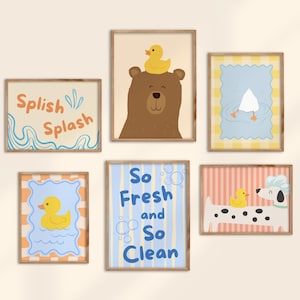 Puede incluir: Un conjunto de seis láminas decorativas enmarcadas con ilustraciones de un oso pardo con un patito de goma amarillo, un pato blanco buceando, un patito amarillo en el agua, un perro moteado con un patito y el texto Splish Splash y So Fresh and So Clean.