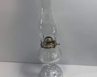 Antieke helderglazen olielamp: adelaarsbrander begin jaren 1900, basis victoriaanse rol, geribbeld lettertype