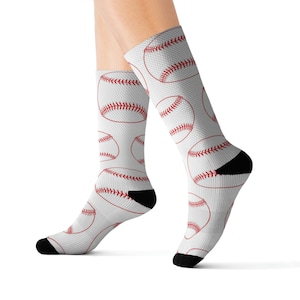 Könnte beinhalten: Weiße Socken mit einem sich wiederholenden Muster aus roten Basebällen. Die Socken haben schwarze Fersen und Zehen. Ein lustiges Accessoire für Sportfans.