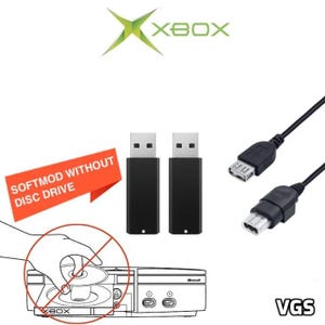 Puede incluir: La imagen muestra dos unidades USB negras, cables y un diagrama de la consola Xbox con un símbolo de 'sin unidad de disco'. El logotipo de Xbox es visible. Una pancarta roja dice 'Softmod sin unidad de disco'.