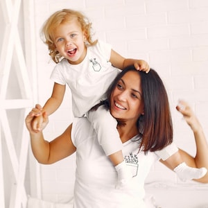 Tasca di fiori mamma + Me / File SVG / Vinyl Art Cut File / Mommy & Me Art / White Shirt Pocket / Wildflower Onesie / File PNG