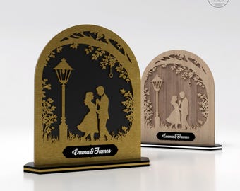 Romantische Valentinstag-Laserschnittdatei, personalisiert mit Namen, Jubiläumsdekoration, geschichtetes Holzschild SVG