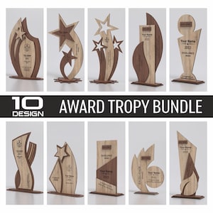 Può includere: Una collezione di dieci trofei di premiazione in legno in vari design. Ogni trofeo presenta una base e dettagli in legno chiaro, con dettagli in legno scuro. Il testo "Your Name" e "2023" è visibile su alcuni trofei. Le parole "EXCELLENCE AWARD" sono anch'esse presenti.