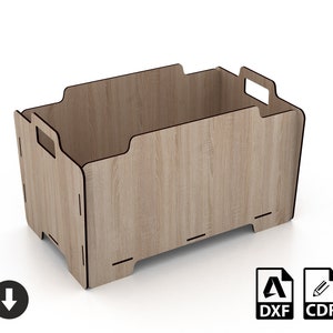Op de afbeelding: Een houten opbergdoos met twee handvatten. De doos is gemaakt van lichtbruin hout en heeft een natuurlijke houtnerf. De doos is ontworpen om te worden geassembleerd uit een lasergesneden kit. De afbeelding bevat de tekst "LINE design" en "DIGITAAL DOWNLOADEN".