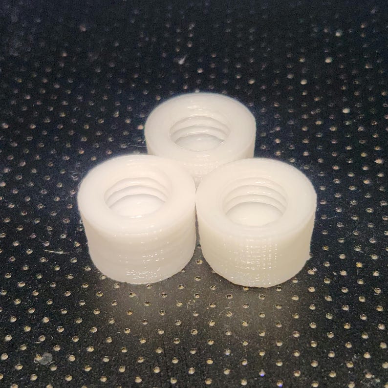 Puede incluir: Tres tapones de botella de pl&aacute;stico blanco con un dise&ntilde;o roscado.