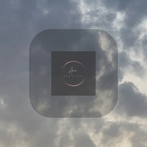 Könnte beinhalten: Ein bewölkter Himmel mit einem Wasserzeichen, das "Juri PHOTO SHOP" in einem Kreis zeigt.