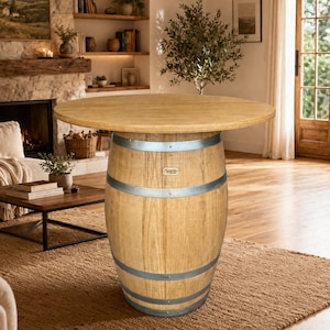 Könnte beinhalten: Ein Holztisch mit runder Tischplatte, getragen von einem recycelten Eichenfass. Das Fass hat Metallbänder. Der Tisch ist etwa 107 cm hoch und eignet sich für eine Hausbar oder einen Unterhaltungsbereich.