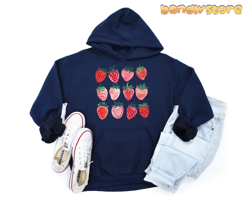 Pode incluir: Um moletom azul marinho com um gr&aacute;fico de morangos vermelhos e rosados na frente. O moletom tem um capuz com cord&atilde;o e um bolso canguru.