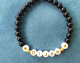 Bracelet personnalisé prénom – perles noires et dorées – Bracelet élastique homme femme enfant – Cadeau personnalisé original