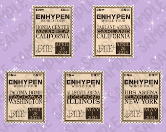 Op de afbeelding: Zes rechthoekige stickers in bruin en beige met afgeronde hoeken. Elke sticker heeft een witte rand en bevat de tekst "ENHYPEN WORLD TOUR" in zwart. De stickers geven de tourdata en locaties weer, waaronder Anaheim, Californië, Oakland, Californië, Tacoma, Washington, Rosemont, Illinois en Belmont Park, New York.