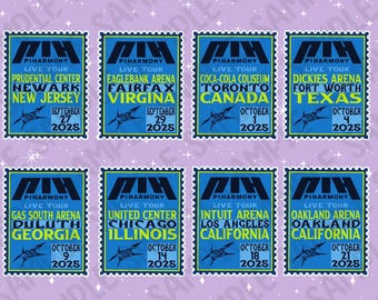 Op de afbeelding: Een verzameling blauwe en groene P1Harmony Live Tour stickers. Elke sticker toont de tournaam, locatie en datum. Locaties zijn onder andere Toronto en Los Angeles. De stickers hebben een postzegelontwerp.