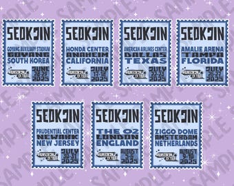 Puede incluir: Siete pegatinas azul claro con diseño de sello postal con el nombre "SEOKJIN" en blanco. Cada pegatina muestra un lugar de concierto, ciudad y fechas para el "RUNSEOKJIN EP.TOUR" en 2025.
