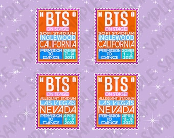Op de afbeelding: Vier stickers met een postzegelontwerp met de tekst "BTS ON STAGE" met informatie over de locatie en datum. De postzegels zijn oranje, paars en blauw met een witte rand. De achtergrond is lichtpaars met witte sterren.