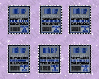 Op de afbeelding: Zes grijze en zwarte stickers in postzegel-stijl met de tekst "NCT 127" in blauw en wit. Elke sticker heeft een andere stad en datum voor de "Neo City: The Momentum" tour. De steden zijn Duluth, Georgia; Newark, New Jersey; Toronto, Canada; Rosemont, Illinois; San Antonio, Texas; en Los Angeles, Californië.