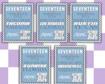 Op de afbeelding: Vijf lichtblauwe stickers in postzegelontwerp. Elke sticker toont "SEVENTEEN WORLD TOUR IN U.S." met locatie- en datumdetails voor Amerikaanse steden in oktober 2025, waaronder Tacoma, Los Angeles, Austin, Sunrise en Washington D.C. De achtergrond is een paars-wit dambordpatroon.