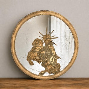 Può includere: Uno specchio da parete rotondo con cornice dorata anticata. La superficie in vetro presenta un'illustrazione incisa color oro di un cavaliere in armatura ornata su un cavallo rampante, sormontato da un emblema solare, pezzo decorativo.
