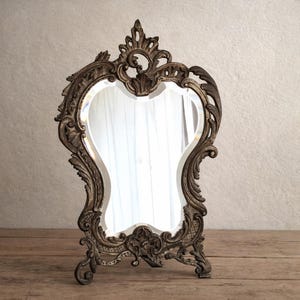 Grande specchio da tavolo in metallo cesellato, inizi 900, 53x35 cm – Large antique table mirror – Grand miroir de table ancien – Psyche
