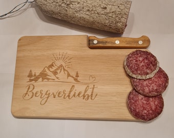 Cutting board with knife theme mountains engraving "In love with the mountains"