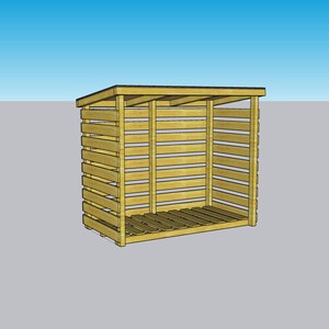 Puede incluir: Un cobertizo de madera para almacenar le&ntilde;a con un techo inclinado y lados de listones. El cobertizo est&aacute; hecho de madera natural y tiene un aspecto r&uacute;stico.