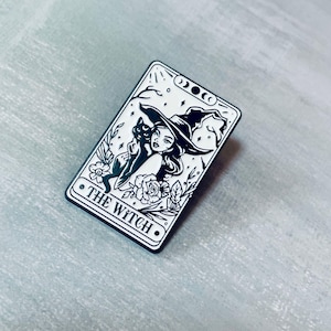 Insigne en émail style carte de tarot la sorcière - diseuse de bonne aventure - mystique