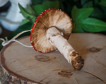 Amanite tue-mouches suspension pour cabinet de curiosités decoration sorcière funghi fungi champignon mushroom céramique moody cottage