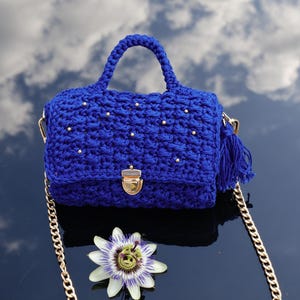 Petit sac bleu profond décoré de perles métalliques dorées  réalisé au crochet Fait main en France