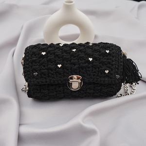 Petit sac noir élégant réalisé au crochet décoré de petit motifs métallique argent en forme de cœur Fait main en France.