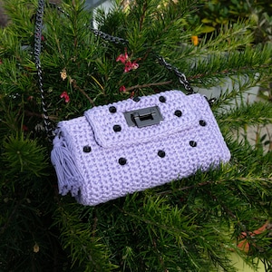 Petit sac mauve réalisé au crochet décoré de petits clous métalliques noirs Fait main en France