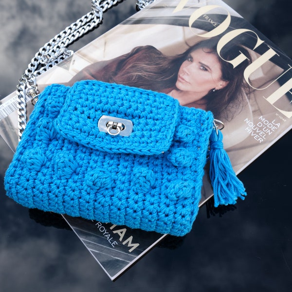 Petit sac à main bleu céleste réalisé au crochet avec motifs en relief Fait main en France.