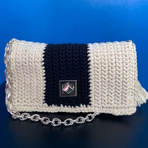 Petit sac à main portefeuille couleur crème avec bande noire verticale réalisé au crochet Fait main en France.