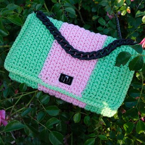 Bolso de mano verde celadón con banda rosa y cadena decorativa de crochet negra Hecho a mano en Francia