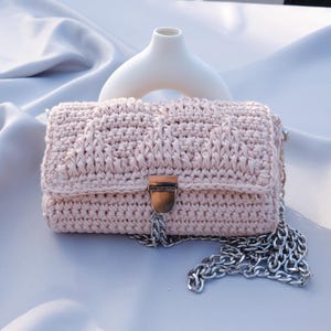 Petit sac beige rosé réalisé au crochet avec un point élegant et travaillé Fait main en France