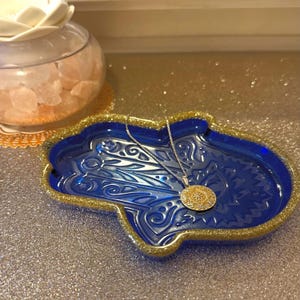Plato de protección contra el mal de ojo personalizado con amuleto de Hamsa / Bandeja decorativa con abalorios de jabón y joyería pequeña / Regalo de protección de Hamsa con detalles de purpurina