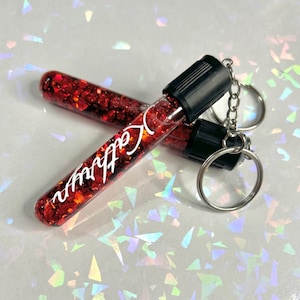 Portachiavi personalizzato per provetta di sangue per flebotomista / Portachiavi Phleb / Portachiavi personalizzato per flebotomista / Regalo di laurea per infermiera Phleb / Regalo per la settimana del laboratorio