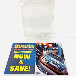 Può includere: Un programma blu e bianco per la gara NASCAR Pepsi 400 del 2000 a Daytona. Il programma presenta una foto di un'auto da corsa con il numero 12 e la parola "Taurus" sul lato. Il programma include anche il testo "Sabato 1 luglio 2000" e "Programma ufficiale di souvenir".