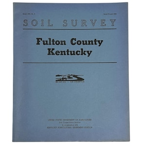 Könnte beinhalten: Eine blaue Vintage-Broschüre von 1964 mit dem Titel "Soil Survey", mit "Fulton County Kentucky" in schwarzem Text. Das Cover zeigt das Logo des US-Landwirtschaftsministeriums und den Text "Our Soil, Our Strength".
