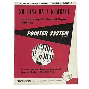 Op de afbeelding: Vintage muziekboek getiteld "So Easy on a Kimball" met het "Pointer System" logo. De omslag is rood en zwart, met een illustratie van een pianoklavier en tekst. Het boek belooft een snelle en gemakkelijke aanpak om akkoorden en melodieën te leren.
