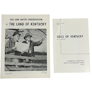 Könnte beinhalten: Zwei Vintage-Broschüren. Die erste, mit dem Titel "SOIL AND WATER CONSERVATION IN THE LAND OF KENTUCKY", zeigt ein Schwarz-Weiß-Foto von zwei Männern. Die zweite, mit dem Titel "SOILS OF KENTUCKY", ist eine weiße Broschüre mit schwarzem Text.