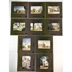 Puede incluir: Una colección de diapositivas antiguas con exteriores de Colonial Williamsburg. Cada diapositiva muestra un edificio histórico diferente, como el Capitolio, el Palacio del Gobernador y Wythe House. Las diapositivas están etiquetadas con los nombres de los edificios y la ubicación.
