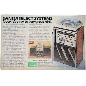 以下が含まれることがあります： サン スイ セレクト システムのヴィンテージ広告。ブラウンのキャビネットに、ターンテーブル、カセットデッキ、レシーバーが搭載されたステレオシステムが写っている。広告文は、システムの使いやすさと高音質を強調している。テキストは「サン スイ セレクト システム 今なら、素晴らしいハイファイを簡単に手に入れることができます。」